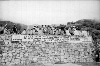 Tzotziles con pancarta durante evento del Instituto Nacional Indigenista
