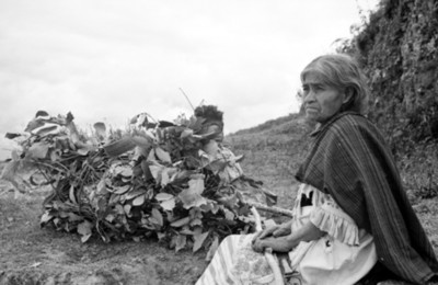 María Sabina sentada en un peñasco