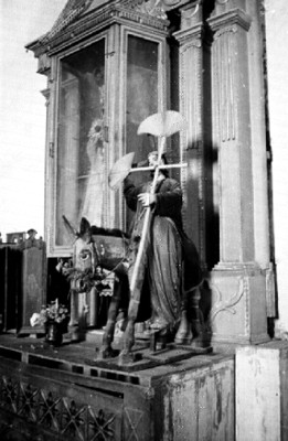 San José montado en su burro con su estandarte, altar