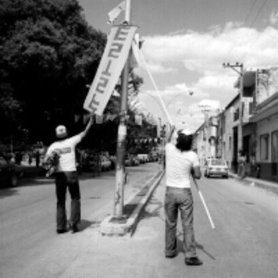 Hombres colocan carteles de la FSTSE