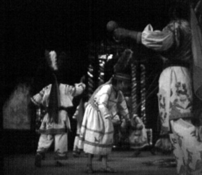Danza folclórica en un escenario