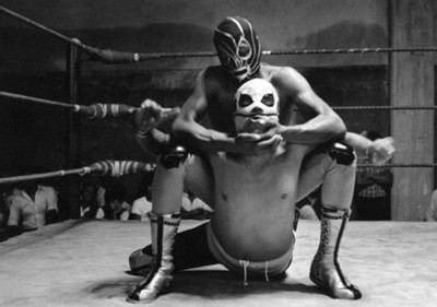 Luchadores pelean en un ring