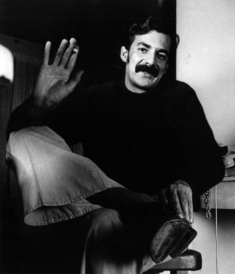 Rogelio Naranjo sentado sobre una silla, retrato