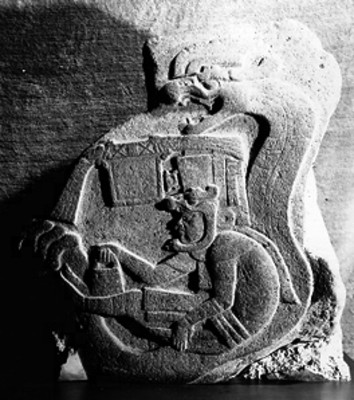 Losa esgrafiada representando a un sacerdote sobre una serpiente gigante, estela 19