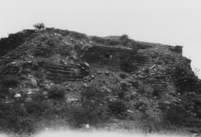 Vista parcial de un basamento piramidal antes de su excavación