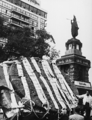 Traslado de la Piedra del Sol en Paseo de la Reforma