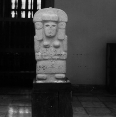 Figura femenina con tocado típico huasteco, exhibido en el Museo de Veracruz