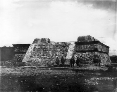 Hombres posan en templo de la serpiente emplumada, retrato de grupo