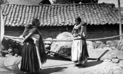 Mujeres purépechas cargando a niños en la espalda