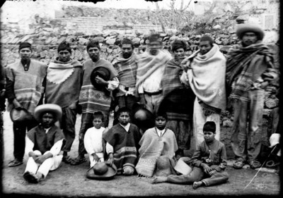 Hombres y niños otomíes, retrato de grupo