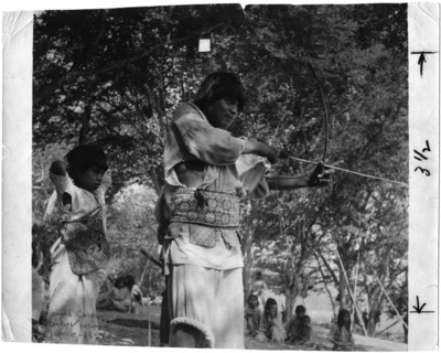 Indígena con arco y flecha
