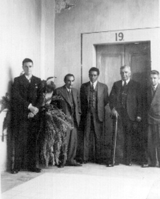 Nicolás Rangel, Joaquín Ramírez Cabañas y otros hombres en un pasillo, retrato de grupo