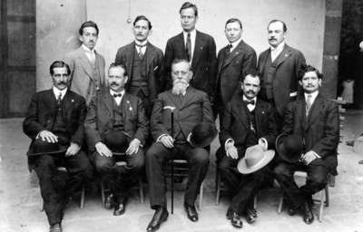 Venustiano Carranza y diputados de distintos estados en el Congreso Constituyente, retrato de grupo