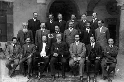 Venustiano Carranza acompañado por diputados Constituyentes, retrato de grupo