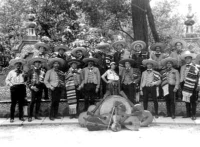 Integrantes de Mariachi en un parque, retrato de grupo