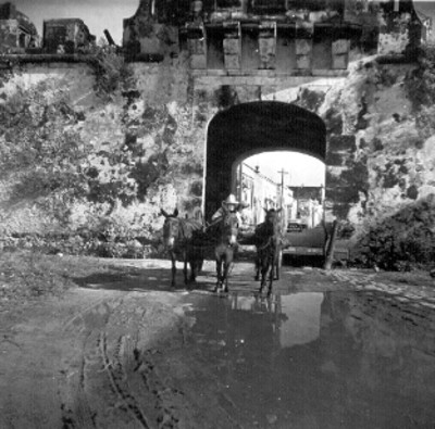 Hombres en carreta cruzan la Puerta de Tierra