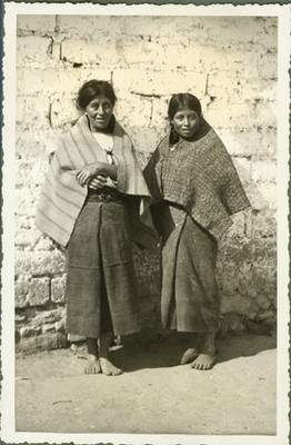 Mujeres Tzotziles junto un muro, retrato de grupo