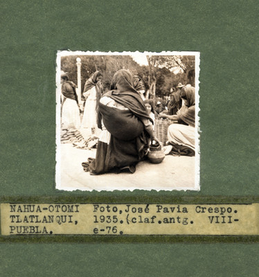 Mujer otomí-nahua cargando a su hijo en la espalda con un rebozo, probablemente mientras vende en una plaza pública de Tlatlanqui