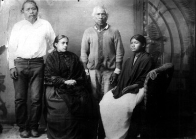 Hombres y mujeres indígenas en una habitación, retrato de grupo (familia )