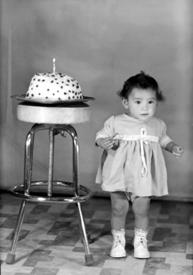 Niña con su pastel de un año, retrato
