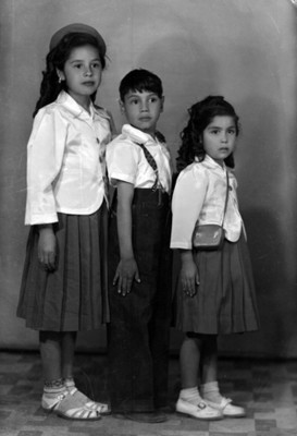 Dos niñas y un niño con uniforme escolar, retrato