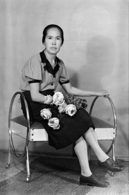 Mujer sentada con una ramo de flores en su regazo, retrato