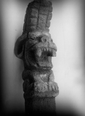 Escultura maya que representa a un felino con las fauces abiertas
