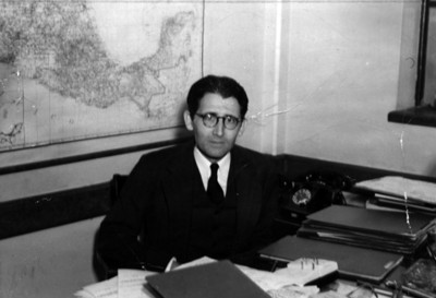 Felipe Teixidor junto a escritorio, retrato