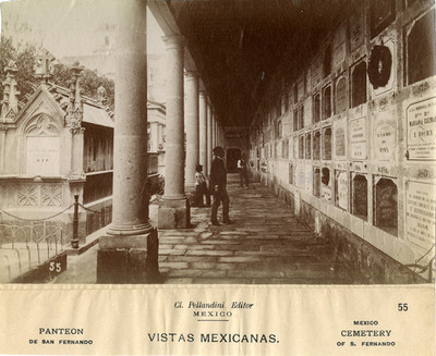 Hombres observan criptas en el Panteón de San Fernando