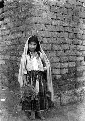 Niña indígena del centro con canasto, retrato