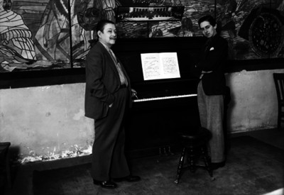 Miguel Lerdo de Tejada y su hijo, posando junto a un piano en un salón, retrato