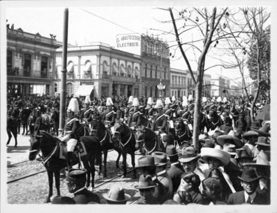 Desfile militar a su paso por la Avenida Juárez