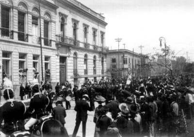 Marinos y cadetes extranjeros a su paso por Avenida Juárez