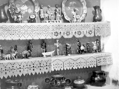 Platos, jarras y figuras antropomorfas fabricados en cerámica vidriada, lote