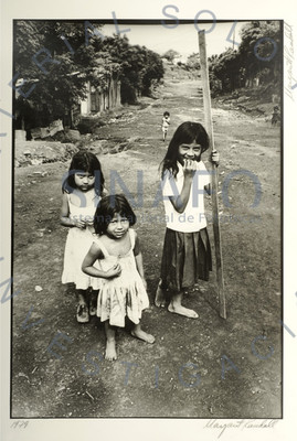 Retrato de niñas en un camino de terracería