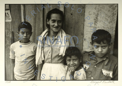 Retrato de mujer junto a tres niños
