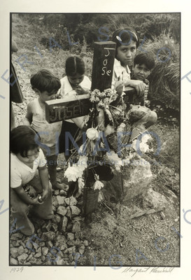 Niños junto a una tumba durante la revolución sandinista