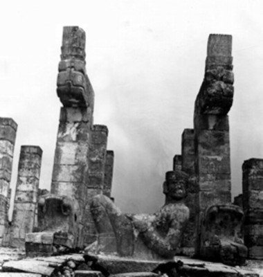 Chac-mool y columnas serpentinas
