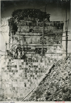Hombres trabajan en la reconstrucción de los relieves y esculturas del Templo de los Tigres