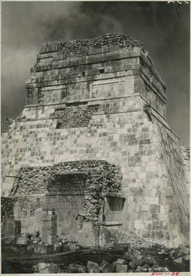 Vista de una fachada lateral del Templo de los Jaguares o Tigres