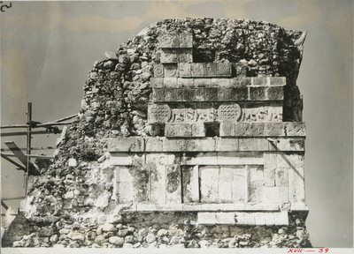 Detalle de relieves zoomorfos en la parte superior del Templo de los Tigres