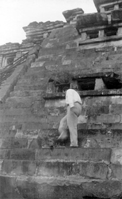 Hombre subiendo a la pirámide de los Nichos