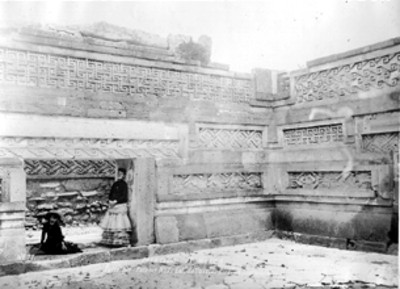 Mujeres junto a los Tableros del 