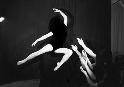 Manos y piernas de bailarines con pose de ballet durante una presentación artistica