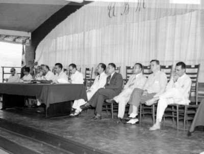 Banqueros en la mesa de honor durante el congreso en Acapulco