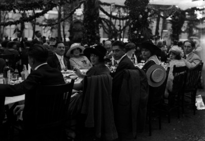 Empresarios acompañados por sus esposas, durante un banquete en la fábrica San Rafael