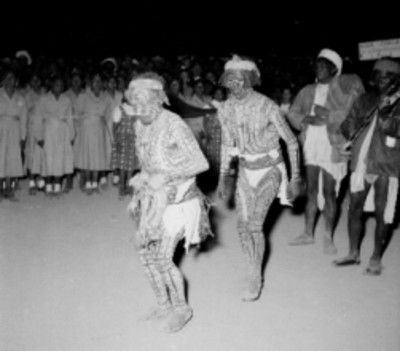 Tarahumaras con cuerpo decorado danzando, durante la visita de Adolfo López Mateos a Chihuahua