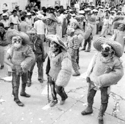 Tlacaleros con mascara durante un mitín en apoyo a Adolfo López Mateos en Guerrero