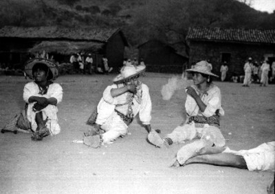Huicholes sentados en el suelo de una comunidad Nayarita