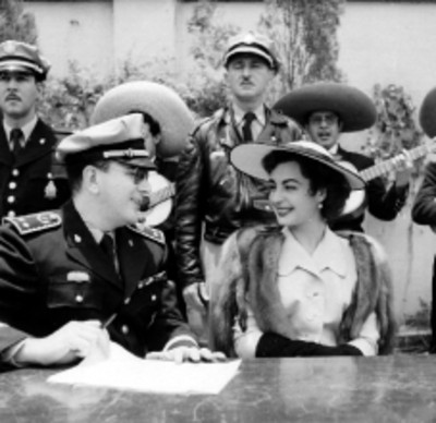 Elsa Aguirre conversando con un oficial, durante una ceremonia de fin de cursos de la Federal de Caminos